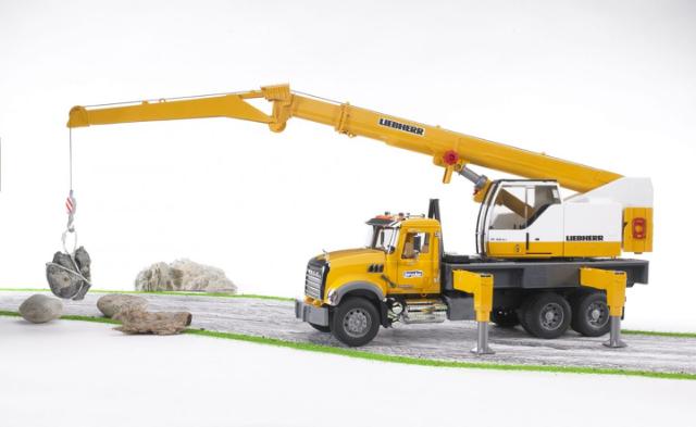 Bruder 02818 MACK Granite Liebherr Kranbil
